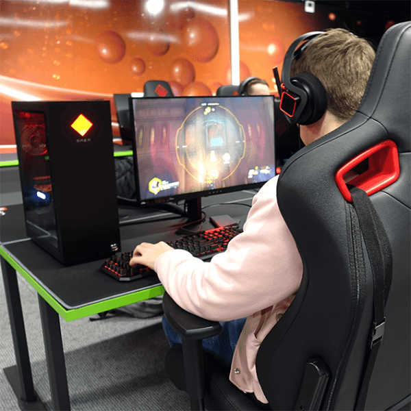 Professional gaming setup at Eldorado Hub with high-quality equipment